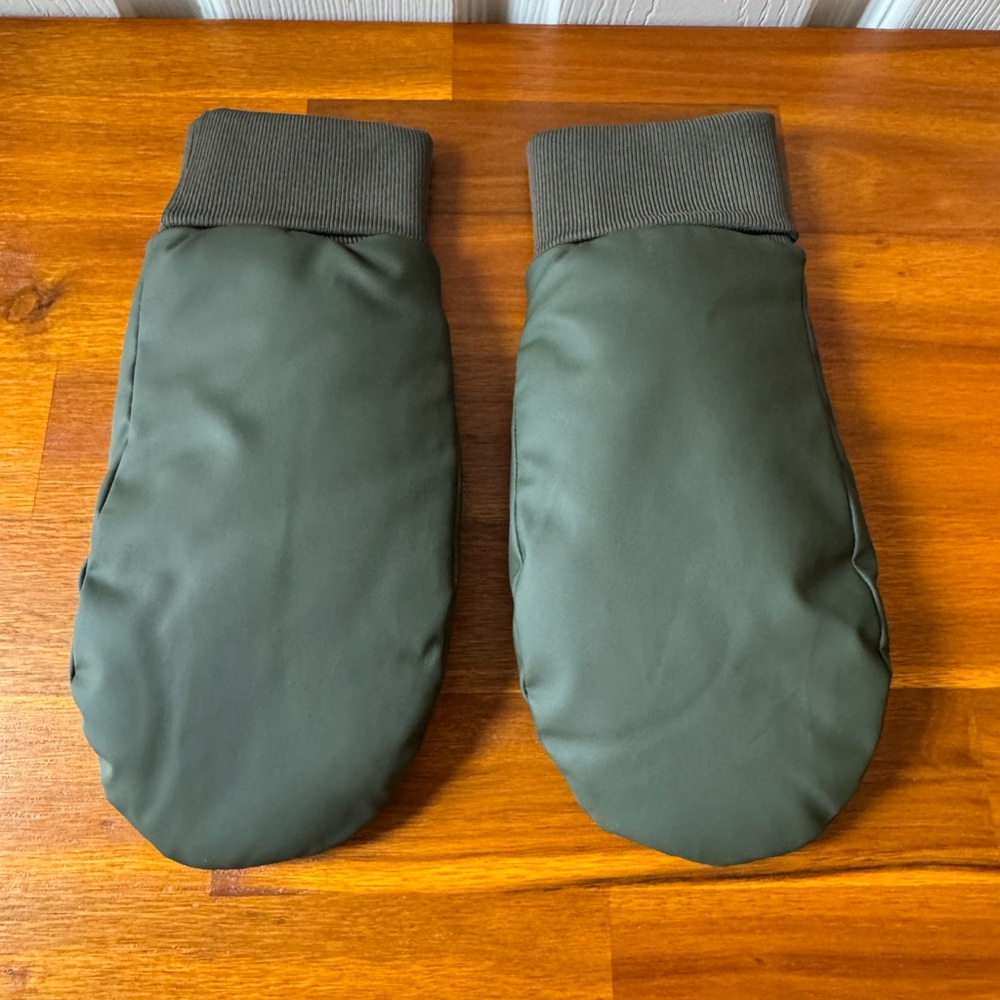 RAINS Alta Puffer Mittens in Green - Picture 4 of 9